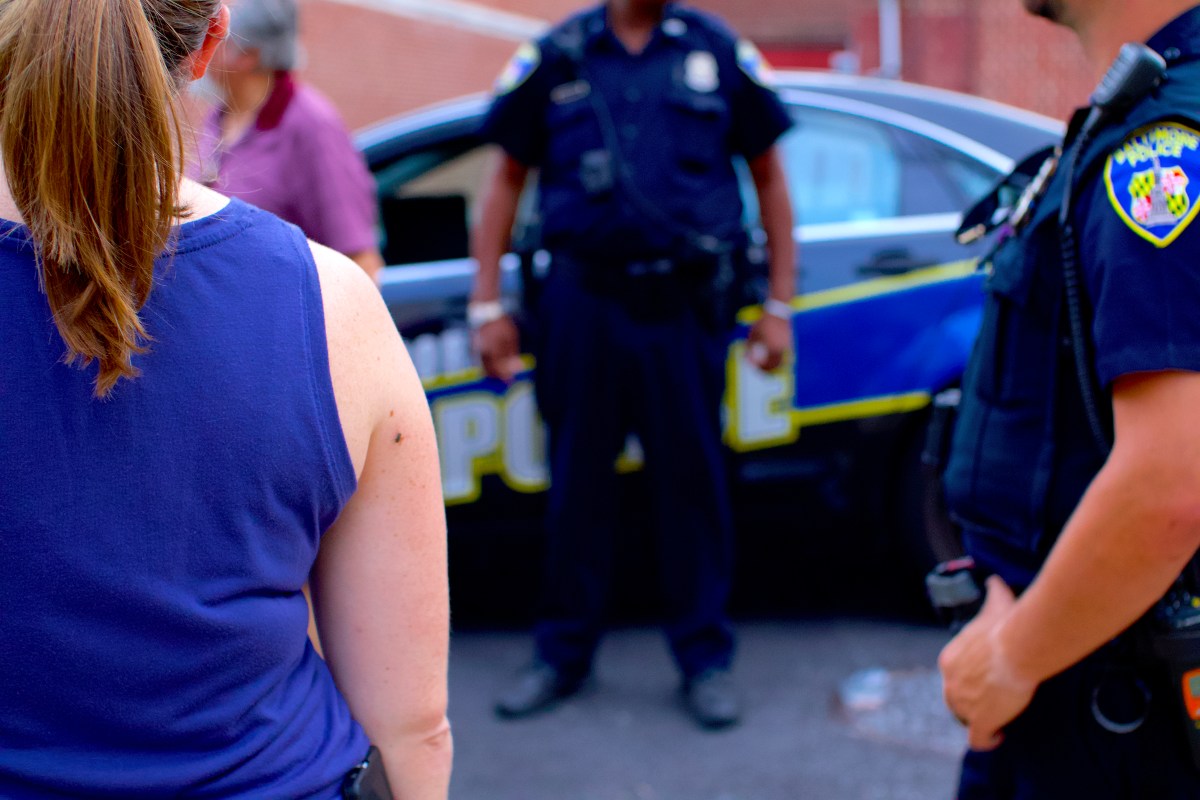 Broma con IA termina en arresto: simuló que había un intruso en casa y provocó un operativo policial