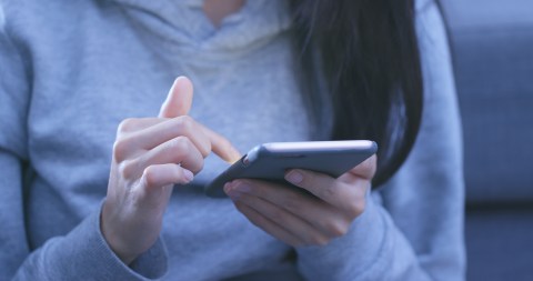Establecer un límite de uso diario para el teléfono, contando aplicaciones recreativas, redes sociales y juegos, es una estrategia saludable.