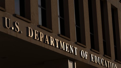 NYC demanda al Departamento de Educación de EE.UU. por suspensión de fondos federales a escuelas públicas