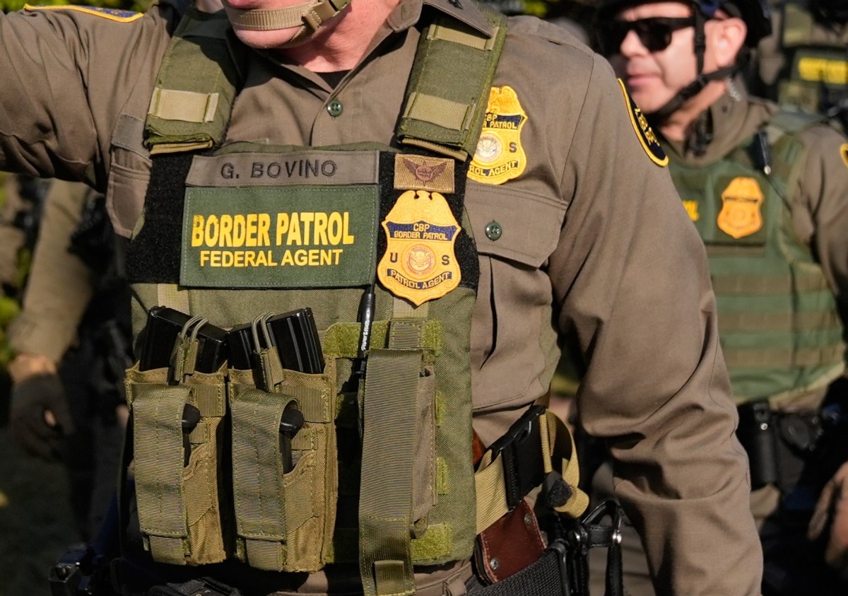 Agentes de inmigración se llevan vehículo con una niña adentro tras arrestar a su padre en Los Ángeles