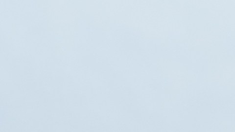 La purpurina es un polvo metálico para crear un efecto brillante, el cual se utiliza en manualidades, cosméticos, adornos y disfraces.