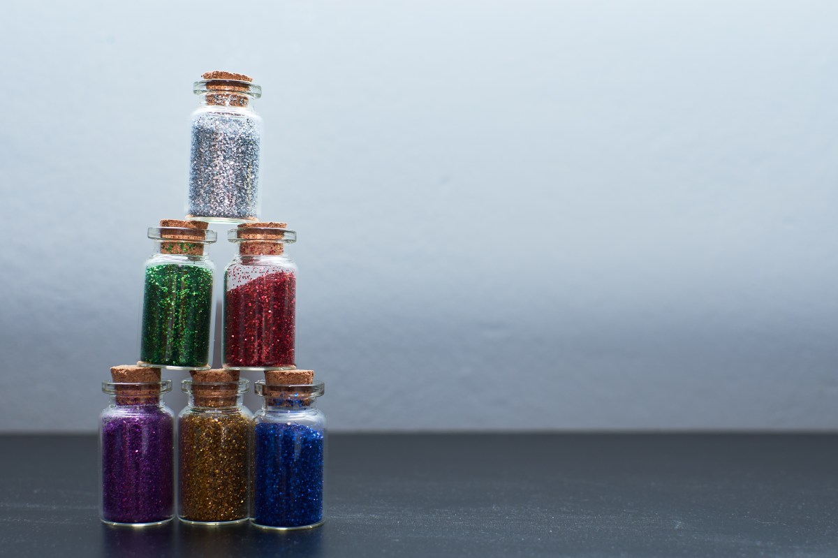 Mujer se viraliza tras desquitarse de su novio infiel: cubrió de purpurina el auto y apartamento (Video)