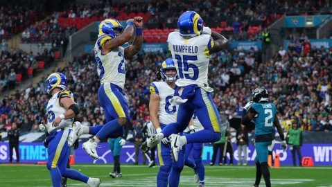 El receptor abierto de Los Angeles Rams, Konata Mumpfield (15), celebra después de anotar un touchdown durante la primera mitad de un partido de fútbol americano de la NFL entre Los Angeles Rams y los Jacksonville Jaguars en Londres, el domingo 19 de octubre de 2025.