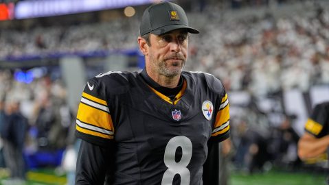 El mariscal de campo de los Pittsburgh Steelers, Aaron Rodgers (8), abandona el campo después de un partido de fútbol americano de la NFL contra los Cincinnati Bengals en Cincinnati el jueves 16 de octubre de 2025.
