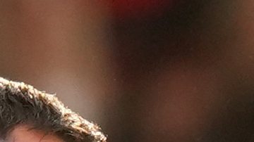 Nico González, del Manchester City, a la izquierda, sustituye a Rodrigo del Manchester City durante el partido de fútbol de la Premier League inglesa entre Brentford y Manchester City en Londres el domingo 5 de octubre de 2025.