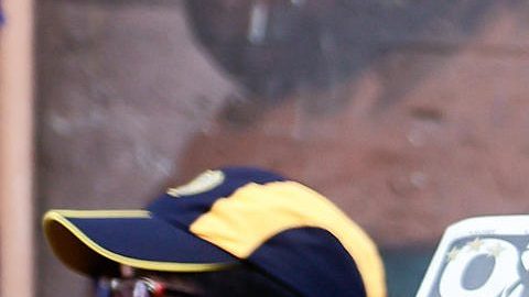 Una mujer sostiene un periódico en el ingreso al velorio del entrenador argentino Miguel Ángel Russo este jueves, en La Bombonera en Buenos Aires (Argentina).