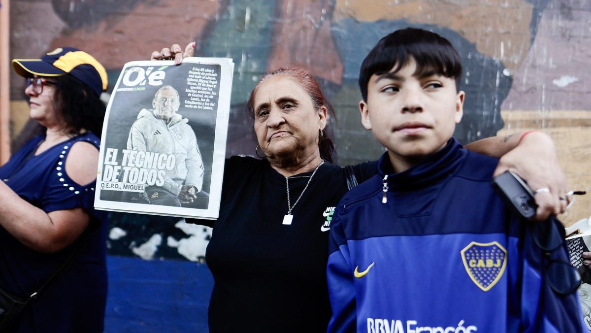 Hinchas del fútbol argentino se congregaron en La Bombonera para despedir a Miguel Ángel Russo