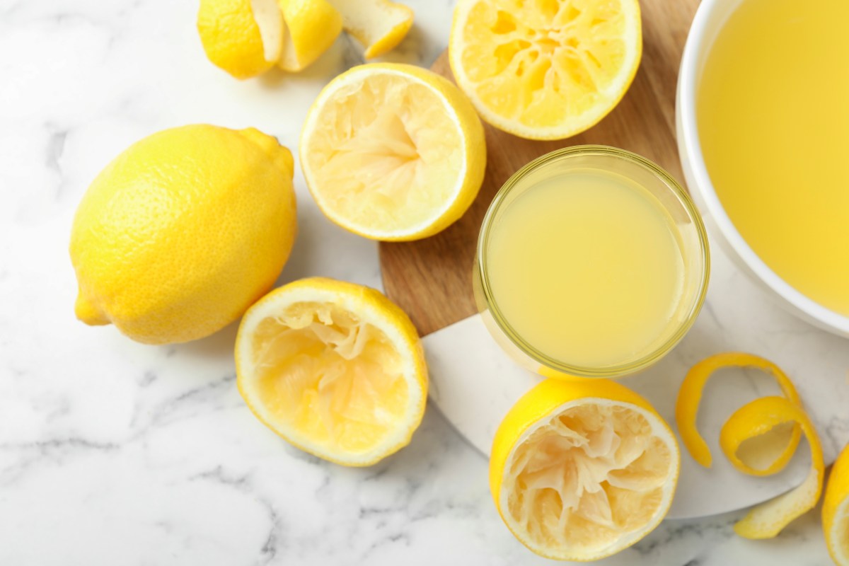 Tres técnicas efectivas para exprimir más jugo de tus limones