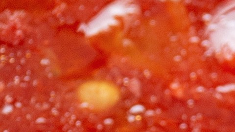 Una chef revela sus mejores secretos para hacer una salsa de tomate base.