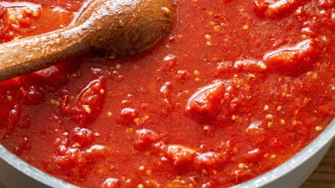 Una chef revela sus mejores secretos para hacer una salsa de tomate base.