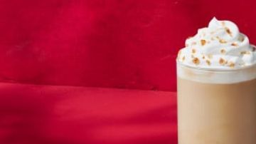 Starbucks anuncia el inicio de la temporada navideña con nuevos productos.