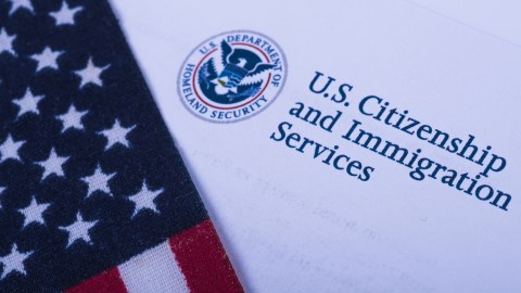 USCIS comienza a implementar nuevo examen de ciudadanía: ¿por qué es más riguroso?