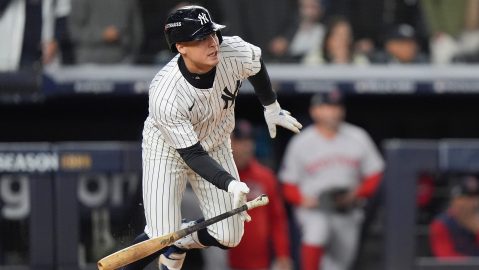 Anthony Volpe de los Yankees de Nueva York se dirige a la primera base después de conectar un sencillo productor contra los Medias Rojas de Boston durante la cuarta entrada del Juego 3 de una serie de playoffs de comodines de la Liga Americana, el jueves 2 de octubre de 2025, en Nueva York.