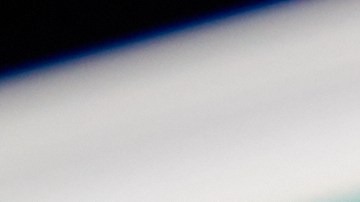 El malware detecta si el usuario tiene abierto WhatsApp Web para reenviar automáticamente un archivo infectado a todos los contactos y grupos.