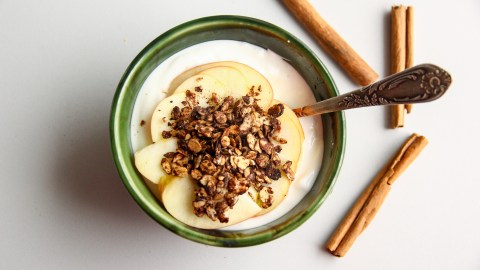El yogur es un alimento rico en proteínas que aporta nutrientes al organismo.