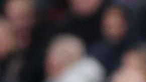 Dominik Szoboszlai (derecha) del Liverpool reacciona con Virgil van Dijk (izquierda) del Liverpool después de marcar el gol del empate 1-1 durante el partido de la fase de liga de la UEFA Champions League entre el Liverpool y el PSV Eindhoven en Liverpool, Gran Bretaña.