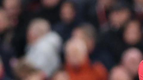 Dominik Szoboszlai (derecha) del Liverpool reacciona con Virgil van Dijk (izquierda) del Liverpool después de marcar el gol del empate 1-1 durante el partido de la fase de liga de la UEFA Champions League entre el Liverpool y el PSV Eindhoven en Liverpool, Gran Bretaña.