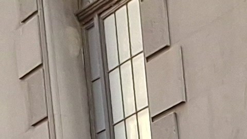 El alcalde saliente Eric Adams estuvo contra las cuerdas ante una inédita coyuntura que trajo a la Gran Manzana a más de 230,000 personas pidiendo albergue y ayuda humanitaria.