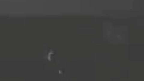 Fotografía tomada de la cuenta oficial de X @SecWar del Secretario de Guerra de Estados Unidos, Pete Hegseth, que muestra un nuevo ataque contra "un buque".