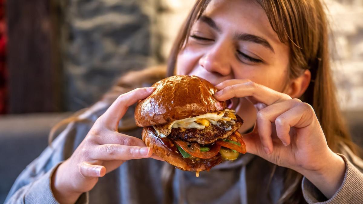 Alimentos ultraprocesados: expertos alertan sobre su amenaza mundial para la salud