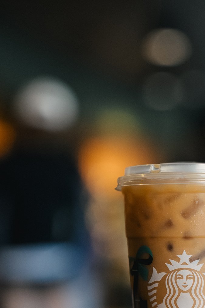 Los vasos fríos de este año están envueltos en cintas rojas y verdes.