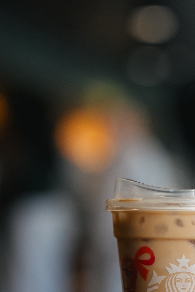 Vaso para bebidas frías con motivo navideño en rojo.