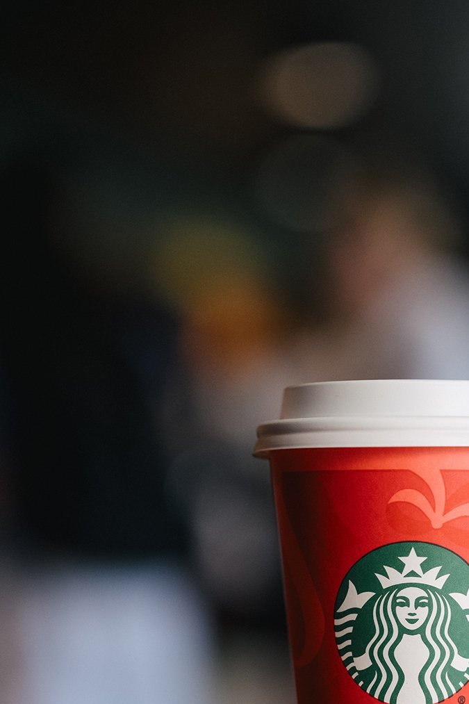 El rojo es un color que predomina en la mayor parte de los diseños.