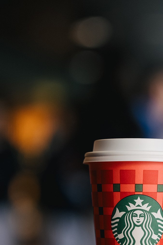 El vaso rojo Merry Apron Strings celebra el cambio estacional anual de los delantales verdes al rojo navideño.