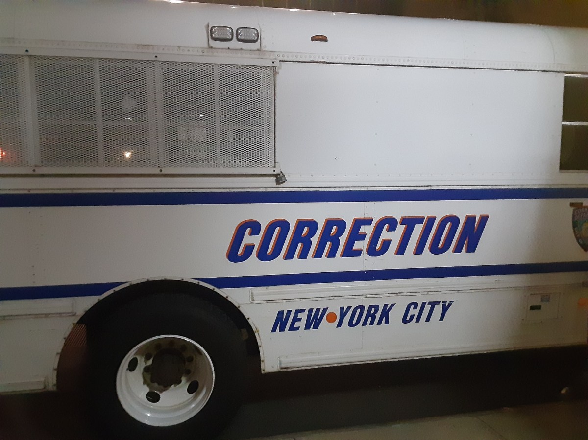 Dos familias hispanas presentan demanda por presos muertos en custodia en Nueva York