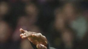 El defensa del Inter Yann Bisseck (i) pelea un balón con el argentino Julián Álvarez, del Atlético de Madrid, durante el partido de la Liga de Campeones que Atlético de Madrid e Inter de Milán disputan este miércoles en el estadio Metropolitano.