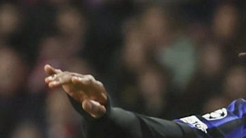 El defensa del Inter Yann Bisseck (i) pelea un balón con el argentino Julián Álvarez, del Atlético de Madrid, durante el partido de la Liga de Campeones que Atlético de Madrid e Inter de Milán disputan este miércoles en el estadio Metropolitano.