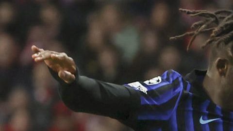 El defensa del Inter Yann Bisseck (i) pelea un balón con el argentino Julián Álvarez, del Atlético de Madrid, durante el partido de la Liga de Campeones que Atlético de Madrid e Inter de Milán disputan este miércoles en el estadio Metropolitano.