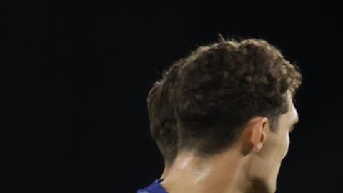 El delantero polaco del FC Barcelona, Robert Lewandowski, felicitado por su compañero, el uruguayo Ronald Araujo, a la finalización del encuentro correspondiente a la jornada 12 de Laliga EA Sports que han disputado hoy domingo Celta y FC Barcelona en el estadio de Balaidos.