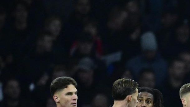 Los jugadores del Benfica celebran el 0-1 durante el partido de la Liga de Campeones de la UEFA entre el AFC Ajax y el SL Benfica en el Johan Cruijff ArenA en Ámsterdam, Países Bajos, el 25 de noviembre de 2025.