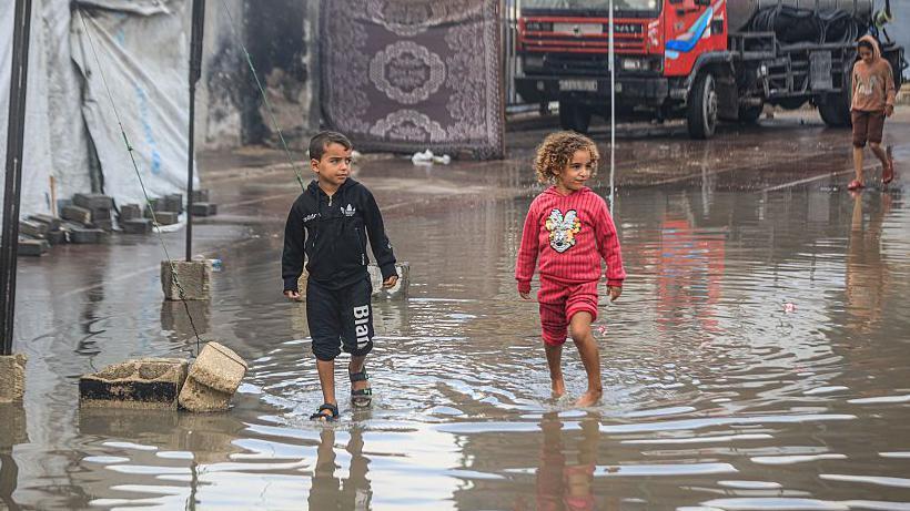 “Vamos a perder vidas… Niños, familias enteras morirán”: las lluvias de invierno vuelven aún más desesperada la situación de la población en Gaza