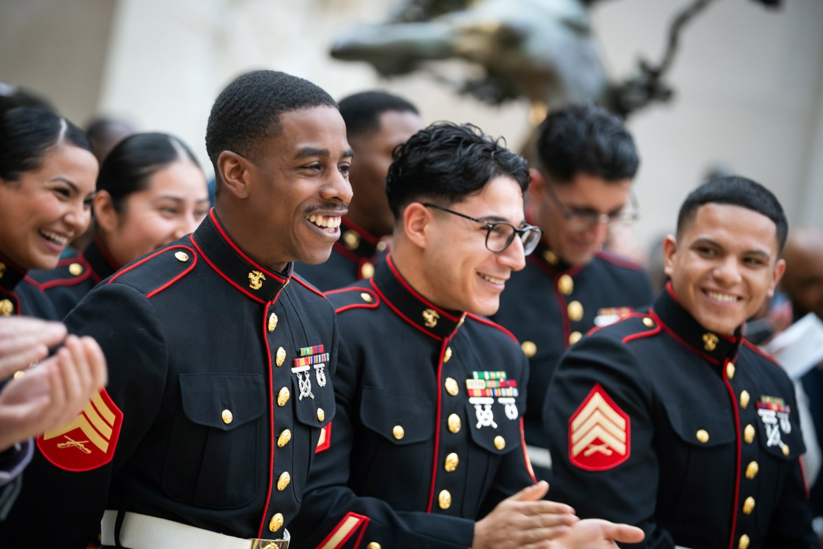 La Ciudad de NY honra a veteranos e insta a aplicar a todos los programas disponibles