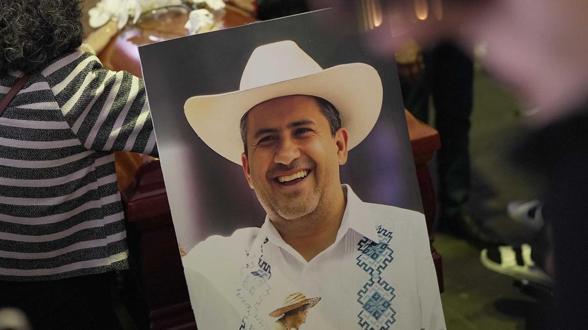 Quién era Carlos Manzo, alcalde asesinado en México que pidió al gobierno de Sheinbaum apoyo para enfrentar al crimen organizado