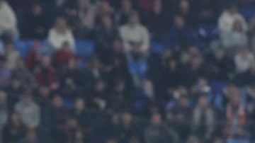 Danil Krugovoi (C) de Rusia y Matías Lazo de Perú en acción durante un partido amistoso internacional de fútbol entre Rusia y Perú en San Petersburgo, Rusia, el 12 de noviembre de 2025.