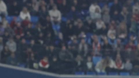 Danil Krugovoi (C) de Rusia y Matías Lazo de Perú en acción durante un partido amistoso internacional de fútbol entre Rusia y Perú en San Petersburgo, Rusia, el 12 de noviembre de 2025.