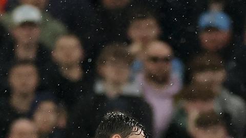 Nico González (izq.) del Manchester City anota el gol del 2-0 durante el partido de la Premier League inglesa entre el Manchester City y el Liverpool FC, en Manchester, Gran Bretaña, el 9 de noviembre de 2025.