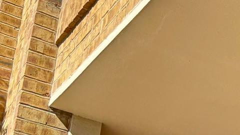 Agentes del Servicio de Inmigración y Control de Aduanas (ICE) ingresan a la corte de inmigración este miércoles, en San Antonio, Texas (Estados Unidos).