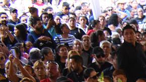 Familiares y amigos asisten al funeral del alcalde Carlos Manzo este domingo, en el municipio de Uruapan en Michoacán (México).