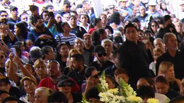 Familiares y amigos asisten al funeral del alcalde Carlos Manzo este domingo, en el municipio de Uruapan en Michoacán (México).