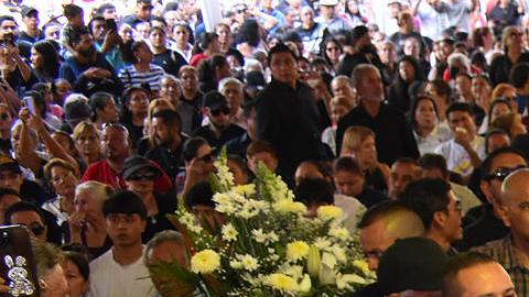 Familiares y amigos asisten al funeral del alcalde Carlos Manzo este domingo, en el municipio de Uruapan en Michoacán (México).