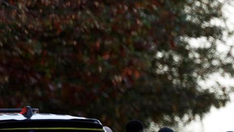 Agentes del orden se encuentran cerca del lugar donde dos miembros de la Guardia Nacional de Virginia Occidental fueron baleados en Washington, D.C., EE. UU., el 26 de noviembre de 2025.