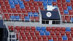 Los jugadores del FC Barcelona durante el entrenamiento que el equipo azulgrana realizó en el Spotify Camp Nou ante 23,000 personas.