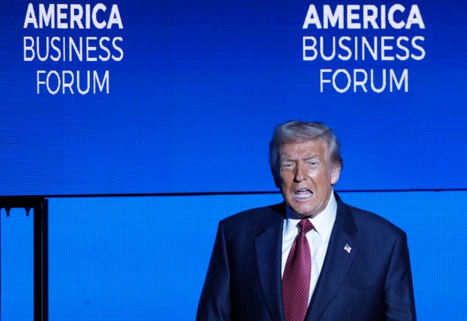 El presidente de Estados Unidos, Donald Trump, intervino en la primera edición estadounidense del America Business Forum en el Kaseya Center de Miami, Florida, EE. UU., el 5 de noviembre de 2025.