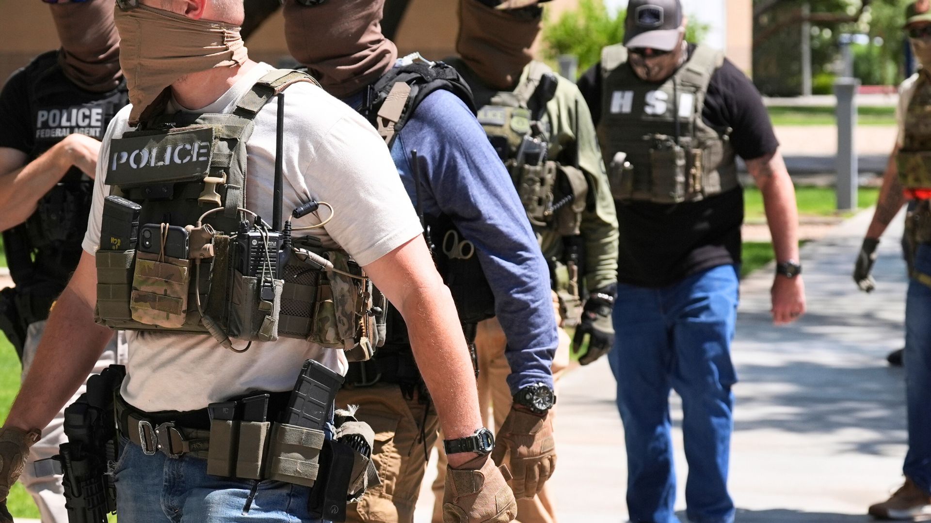 Agentes de ICE enmascarados realizan operativo al norte de ciudad Nueva York