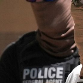 Los agentes migratorios cada vez usan técnicas más violentas durante detenciones.