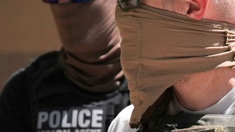 Los agentes migratorios cada vez usan técnicas más violentas durante detenciones.